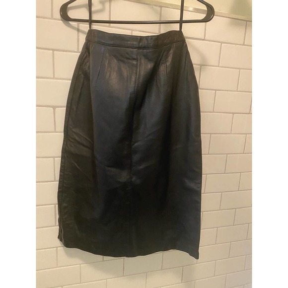 Bagatelle Dresses & Skirts - Excellent sz 8 vintage Bagatelle black lined 100% leather skirt back slit